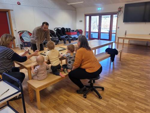 Småbarn er på storrommet og baker rundstykker